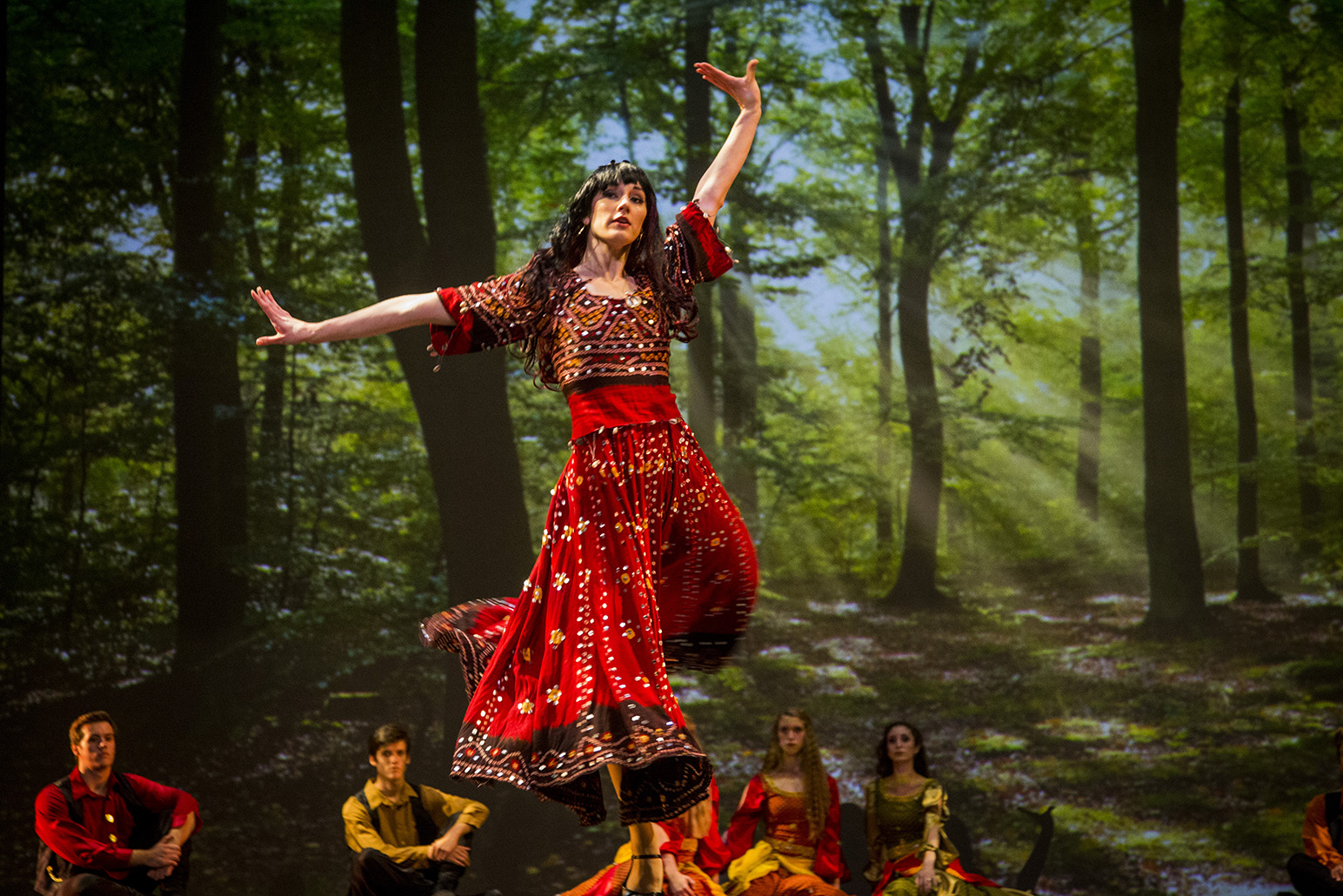 Веселые цыганские танцы. Цыганский табор. Цыгане танцуют на улице. Цыганская культура. Цыганка обои.
